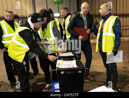 Edinburgh, Schottland, Großbritannien. 12. Dezember 2019. Ersten, der Stimmen kommen an Parlamentarischen Wahlen Grafen an der Royal Highland Centre in Edinburgh. Fünf Wahlkreise werden in Edinburgh, Edinburgh West, Edinburgh South West, Edinburgh North & Leith Edinburgh, Edinburgh Süden und Osten gezählt. Iain Masterton/Alamy leben Nachrichten Stockfoto