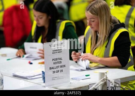 Edinburgh, Schottland, Großbritannien. 12. Dezember 2019. Die briefwahl an Parlamentarischen Wahlen Grafen an der Royal Highland Centre in Edinburgh die gezählt wird. Fünf Wahlkreise werden in Edinburgh, Edinburgh West, Edinburgh South West, Edinburgh North & Leith Edinburgh, Edinburgh Süden und Osten gezählt. Iain Masterton/Alamy leben Nachrichten Stockfoto