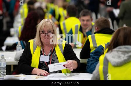 Edinburgh, Schottland, Großbritannien. 12. Dezember 2019. Die briefwahl an Parlamentarischen Wahlen Grafen an der Royal Highland Centre in Edinburgh die gezählt wird. Fünf Wahlkreise werden in Edinburgh, Edinburgh West, Edinburgh South West, Edinburgh North & Leith Edinburgh, Edinburgh Süden und Osten gezählt. Iain Masterton/Alamy leben Nachrichten Stockfoto