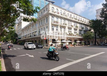 Ho Chi Minh City, Vietnam - 30 Oktober 2013: Verkehr bewegte Vergangenheit das Hotel Continental Saigon. Das Hotel wurde im Jahr 1880 während der Französischen Colonia gebaut Stockfoto