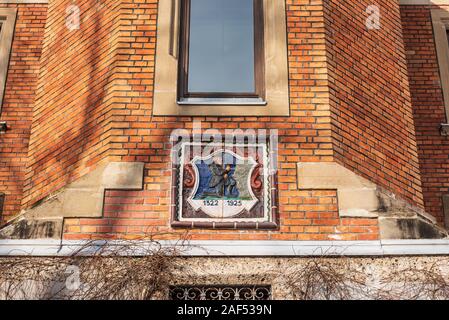 Die Details von Schladming Rathaus - Red brick wall. Zentrum der österreichischen Ski Resort. Es war Jagdschloss von Prinz August von Sachsen-coburg. Stockfoto