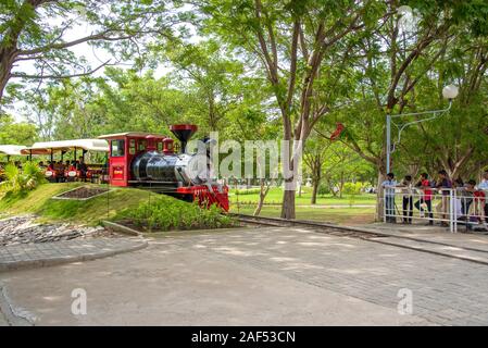 ANAND SAGARA SHEGAON, MAHARASHTRA, Indien, 10. JULI 2017: Unbekannter tourist Mini Zug bei Anand Sagar Shri Saint Gajanan Maharaj Sansthan. Ana Stockfoto