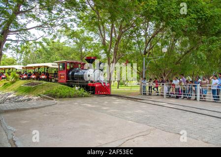 ANAND SAGARA SHEGAON, MAHARASHTRA, Indien, 10. JULI 2017: Unbekannter tourist Mini Zug bei Anand Sagar Shri Saint Gajanan Maharaj Sansthan. Ana Stockfoto