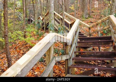 Tallulah Gorge State Park in Wapakoneta fällt Georgien stellt eine Reihe von hölzernen erhöhte Laufstege für Wanderer alle die wunderschöne Aussicht zu genießen. Stockfoto