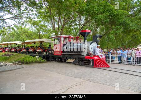 ANAND SAGARA SHEGAON, MAHARASHTRA, Indien, 10. JULI 2017: Unbekannter tourist Mini Zug bei Anand Sagar Shri Saint Gajanan Maharaj Sansthan. Ana Stockfoto