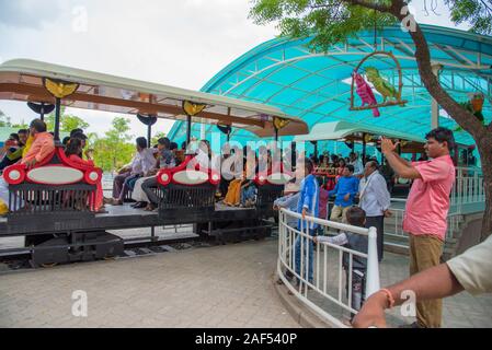 ANAND SAGARA SHEGAON, MAHARASHTRA, Indien, 10. JULI 2017: Unbekannter tourist Mini Zug bei Anand Sagar Shri Saint Gajanan Maharaj Sansthan. Ana Stockfoto