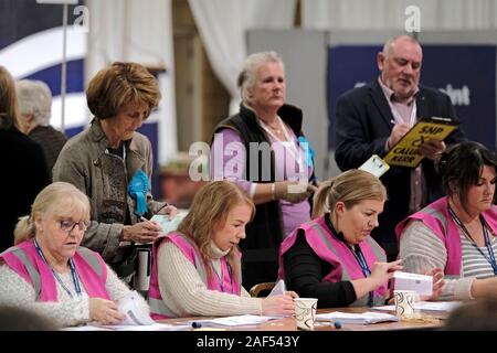 Kelso, Schottland. 12 Dez, 2019. Britischen Wahlen: Zählen, Berwickshire, Roxburgh und Selkirk Wahlkreis - Kelso, Großbritannien**** zählen Mitarbeiter Prozess Stimmzettel *** Kandidaten in den Berwickshire, Roxburgh und Selkirk Wahlkreis Ian Davidson, Scottish Labour Party Calum Kerr, Scottish National Party (SNP) John Lamont, der Schottischen Konservativen und Unionist Party Jenny Marr, schottischen liberalen Demokraten. *** Insgesamt Wähler für den Wahlkreis - 74,518 Anzahl der Wahllokale - 96 Zahl der Wahlurnen - 127 von Wahllokalen plus bis zu 22 Briefwahl Boxen. Maximal 149 Boxen. Bild: Rob Grau/Al Stockfoto