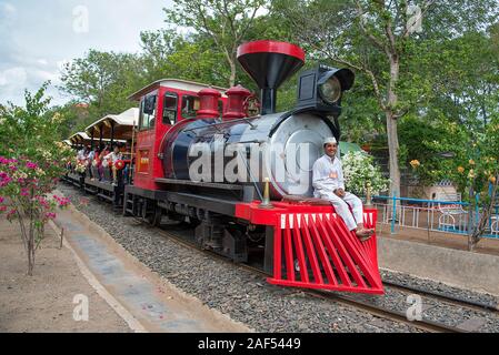 ANAND SAGARA SHEGAON, MAHARASHTRA, Indien, 10. JULI 2017: Unbekannter tourist Mini Zug bei Anand Sagar Shri Saint Gajanan Maharaj Sansthan. Ana Stockfoto