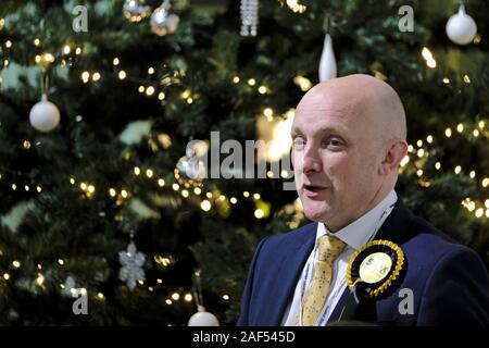 Kelso, Schottland. 12 Dez, 2019. Britischen Wahlen: Zählen, Berwickshire, Roxburgh und Selkirk Wahlkreis - Kelso, Großbritannien**** Calum Kerr, Scottish National Party (SNP) hofft für ein frühes Weihnachtsgeschenk aber Anzeige s gibt es eine enge wird *** Kandidaten in den Berwickshire, Roxburgh und Selkirk Wahlkreis Ian Davidson, Scottish Labour Party Calum Kerr, Scottish National Party (SNP) John Lamont, der Schottischen Konservativen und Unionist Party Jenny Marr, schottischen liberalen Demokraten. Bild: Rob Grau/Alamy leben Nachrichten Stockfoto