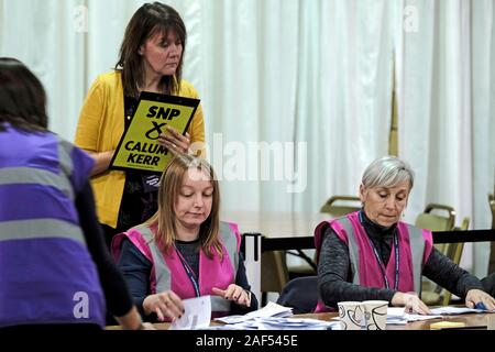 Kelso, Schottland. 12 Dez, 2019. Britischen Wahlen: Zählen, Berwickshire, Roxburgh und Selkirk Wahlkreis - Kelso, Großbritannien**** zählen Mitarbeiter Prozess Stimmzettel *** Kandidaten in den Berwickshire, Roxburgh und Selkirk Wahlkreis Ian Davidson, Scottish Labour Party Calum Kerr, Scottish National Party (SNP) John Lamont, der Schottischen Konservativen und Unionist Party Jenny Marr, schottischen liberalen Demokraten. *** Insgesamt Wähler für den Wahlkreis - 74,518 Anzahl der Wahllokale - 96 Zahl der Wahlurnen - 127 von Wahllokalen plus bis zu 22 Briefwahl Boxen. Maximal 149 Boxen. Bild: Rob Grau/Al Stockfoto