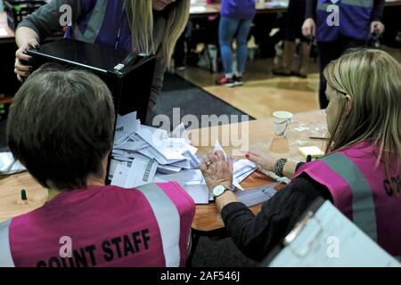 Kelso, Schottland. 12 Dez, 2019. Britischen Wahlen: Zählen, Berwickshire, Roxburgh und Selkirk Wahlkreis - Kelso, Großbritannien**** zählen Mitarbeiter Prozess Stimmzettel *** Kandidaten in den Berwickshire, Roxburgh und Selkirk Wahlkreis Ian Davidson, Scottish Labour Party Calum Kerr, Scottish National Party (SNP) John Lamont, der Schottischen Konservativen und Unionist Party Jenny Marr, schottischen liberalen Demokraten. *** Insgesamt Wähler für den Wahlkreis - 74,518 Anzahl der Wahllokale - 96 Zahl der Wahlurnen - 127 von Wahllokalen plus bis zu 22 Briefwahl Boxen. Maximal 149 Boxen. Bild: Rob Grau/Al Stockfoto