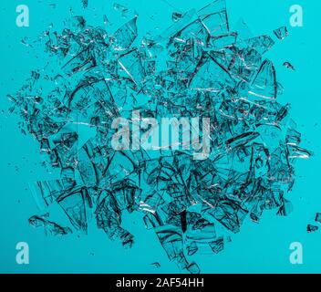 Kleine Glassplitter auf einem türkis Hintergrund Stockfoto