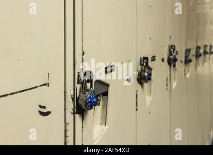 Schule alte Schließfächer mit blaues Vorhängeschloss Stockfoto