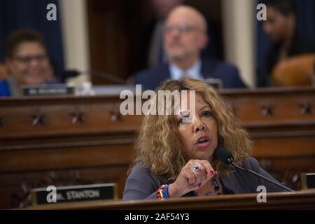 Washington, District of Columbia, USA. 12 Dez, 2019. United States Vertreter Lucy McBath (Demokrat von Georgien) spricht als US-Ausschusses für Justiz Mark-up-Resolution 755, Artikel Amtsenthebungsverfahren gegen Präsident Donald J. Trumpf, in der longworth House Bürogebäude in Washington, DC am Donnerstag, 12. Dezember 2019. Credit: Stefani Reynolds/CNP/ZUMA Draht/Alamy leben Nachrichten Stockfoto