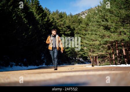 Touristen in die Berge gehen auf die Straße Stockfoto