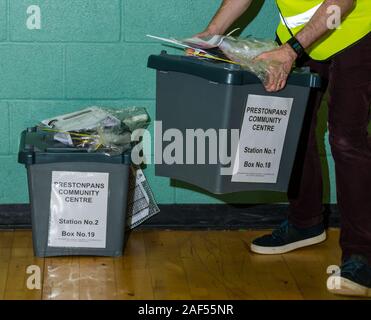 Meadowmill Sports Centre, East Lothian, Schottland, Vereinigtes Königreich, 13. Dezember 2019. Bundestagswahl: Die Zahl der Stimmen für die East Lothian Wahlkreis. Im Bild: Die ersten Urnen kommen gezählt werden. Stockfoto