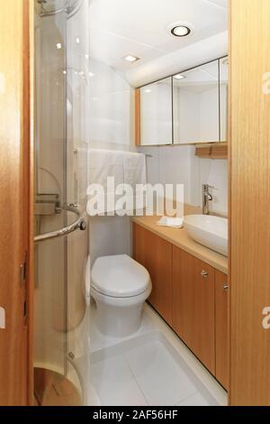 Luxuriöse eingerichtete Badezimmer Einrichtung in Yacht Stockfoto