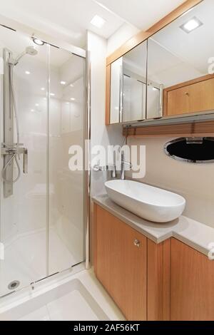 Luxuriöses Badezimmer mit Dusche in der Yacht Stockfoto