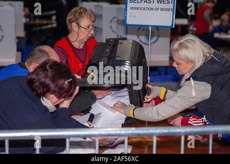 Belfast, UK. 12 Dez, 2019. Titanic Exhibition Centre Belfast, 12/12/2019 britischen Wahlen: Urnen ankommen, und in Belfast Credit geöffnet: Bonzo/Alamy leben Nachrichten Stockfoto