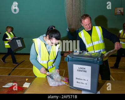 Meadowmill Sports Centre, East Lothian, Schottland, Vereinigtes Königreich, 13. Dezember 2019. Bundestagswahl: Die Zahl der Stimmen für die East Lothian Wahlkreis. Im Bild: Die ersten Urnen kommen gezählt werden. Stockfoto