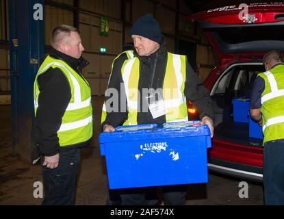 Die ersten Kisten mit Stimmen von Edinburgh West, Kirkliston kommen an der Royal Highland Centre, Edinburgh, für den britischen Parlamentarischen Wahlen zählen. Stockfoto