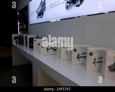 JAKARTA, Indonesien - 13. Dezember 2019: Offizielle DJI store in Jakarta. DJI ist das führende Unternehmen im Bereich der zivilen drone Industrie. Stockfoto