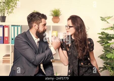 Büro Mittagessen. Paar Kollegen Mittagspause entspannen. Anteil Mittagessen mit Kollegen. Flirten Kollegen. Mann und attraktive Frau mit Bart. Mann und Frau Gespräch während der Mittagszeit. Büro Gerüchte. Stockfoto