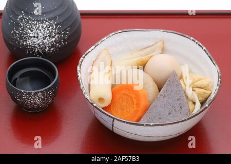 Japanisches Essen, Oden in einer Schüssel auf weißem Hintergrund Stockfoto