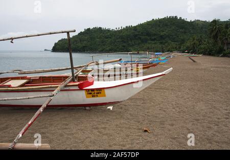 Bangkas (oder Bankas), traditionelle Outrigger Boote aus Holz der Philippinischen handwerklichen Fischer verwendet Stockfoto