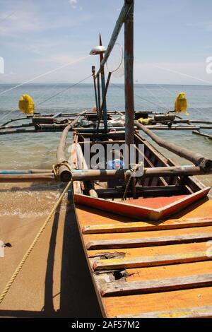 Bangkas (oder Bankas), traditionelle Outrigger Boote aus Holz der Philippinischen handwerklichen Fischer verwendet Stockfoto