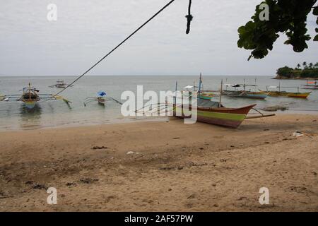 Bangkas (oder Bankas), traditionelle Outrigger Boote aus Holz der Philippinischen handwerklichen Fischer verwendet Stockfoto