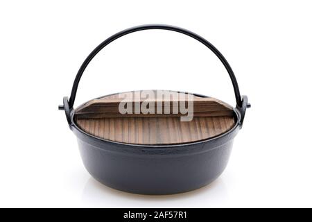 Japanisches Geschirr, Bügeleisen Nabe für heiße Kochen mit Holz- Deckel Stockfoto