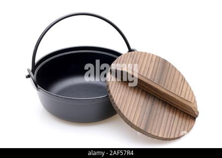 Japanisches Geschirr, Bügeleisen Nabe für heiße Kochen mit Holz- Deckel Stockfoto