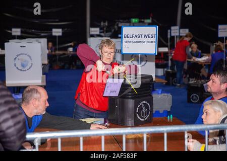 Belfast, UK. 12 Dez, 2019. Titanic Exhibition Centre Belfast, 12/12/2019 britischen Wahlen: Urnen ankommen, und in Belfast Credit geöffnet: Bonzo/Alamy leben Nachrichten Stockfoto