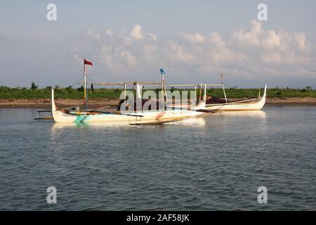 Bangkas (oder Bankas), traditionelle Outrigger Boote aus Holz der Philippinischen handwerklichen Fischer verwendet Stockfoto