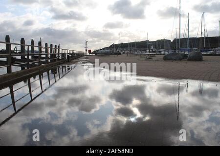 Pfütze Reflexion entlang Newhaven Hafen Stockfoto