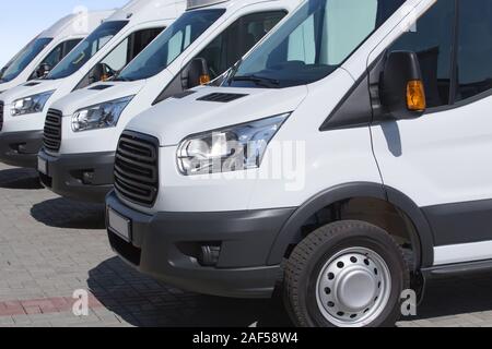 Anzahl der neuen weißen Kleinbusse und Lieferwagen, die außerhalb Stockfoto