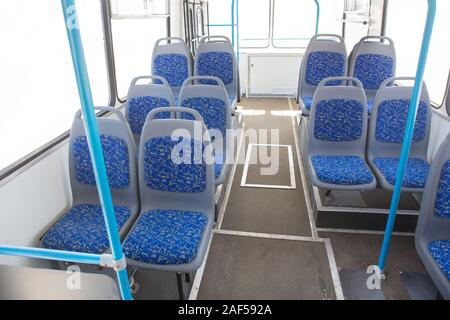 Innenbereich im Bus ohne Menschen auf weißem Hintergrund Stockfoto
