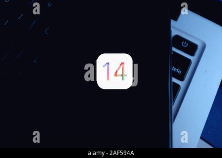 Iphone mit den vermeintlichen Logo von IOS14, das neue Apple-System im Jahr 2020 eingeführt werden. Usa, Kalifornien, 4. Dezember 2019 Stockfoto