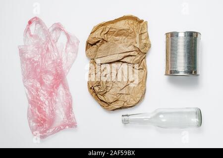 Verschiedene Arten von recyclingfähigen Müll. Beutel, Papiertüten, Zinn und Glas Flasche auf weißem Hintergrund Stockfoto