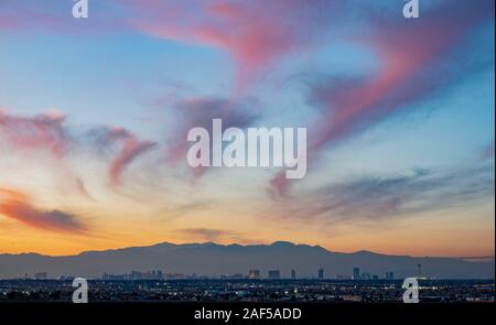 Sonnenuntergang Luftaufnahme der Streifen mit Berg hinter in Las Vegas, Nevada Stockfoto