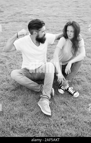 Schwingt Faust an Frau. soziale Probleme in der Familie. Schlagen. Missverständnis in Beziehung. Beziehungen problem Paar. Aggression und Gewalt. unglücklich Familie Paar. Stockfoto