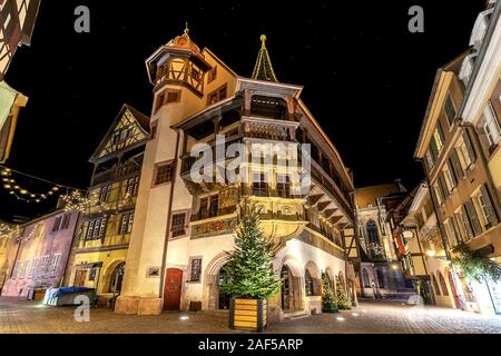 Traditionelle elsässische Fachwerkhaus, Altstadt von Colmar, dekoriert und in der Weihnachtszeit, Elsass, Frankreich beleuchtet Stockfoto