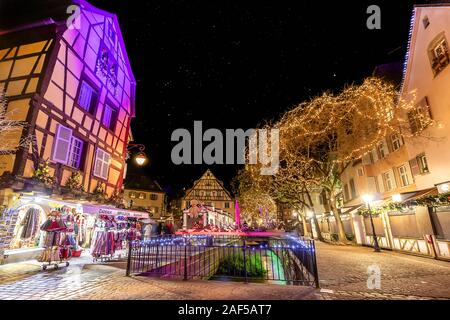 Weihnachtsmarkt zwischen traditionellen Fachwerkhäuser in der Stadt von Colmar, Elsass, Frankreich Stockfoto