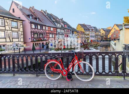 Traditionellen elsässischen Fachwerkhäuser und Fluss Lauch in La Petite Venise oder kleine Venedig, Altstadt von Colmar, eingerichtet und beleuchtet christma Stockfoto