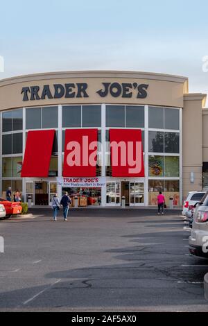 Der Trader Joe markt Außen- und Eingang im Bradley Fair Shopping Mall. Wichita, Kansas, USA Stockfoto