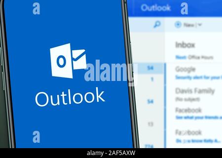 Smart Phone mit dem OUTLOOk Outlook Logo ist Microsoft's Web-basierte e-service. Usa, Kalifornien, 11. Dezember 2019 Stockfoto