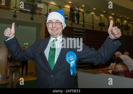 Southend On Sea, Großbritannien. 13 Dez, 2019. James Duddridge, konservativ. Potenzielle Kandidaten für das Parlament mit den Anhängern auf Garon Park Sports Complex. Penelope Barritt/Alamy leben Nachrichten Stockfoto