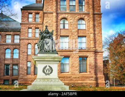 November 23, 2019, Toronto, Kanada. Queen Victoria Statue auf Thron sitzt, an der Queen's Park in Toronto, vor der gesetzgebenden Versammlung des Ontar Stockfoto