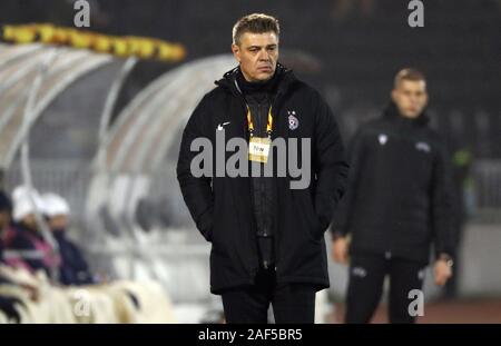 Belgrad. 12 Dez, 2019. Die partizan Haupttrainer Savo Milosevic sieht bei einem UEFA Europa League Gruppe L Fußballspiel zwischen Partizan und Astana in Belgrad, Serbien am Dez. 12, 2019. Credit: Predrag Milosavljevic/Xinhua/Alamy leben Nachrichten Stockfoto